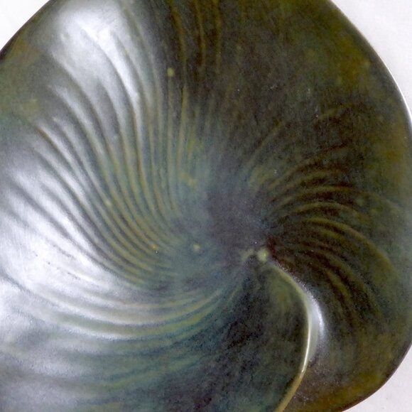 VINTAGE ART NOUVEAU HANDCRAFTED SCULPTED CERAMIC GREEN LEAF PLATE PLATTER - Picture 10 of 12